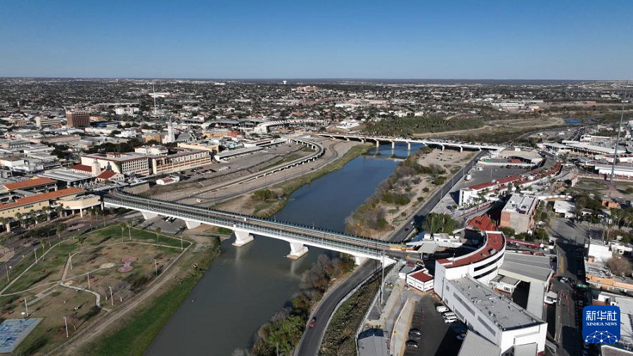 這是2月16日在墨西哥塔毛利帕斯州新拉雷多市拍攝的一處國際橋（無人機照片）。新華社記者 李夢馨 攝