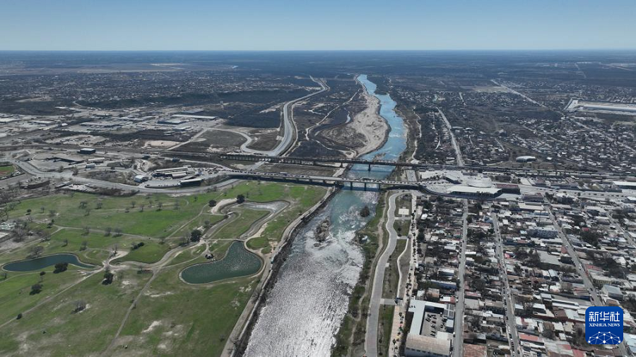 這是2月16日在墨西哥塔毛利帕斯州新拉雷多市拍攝的格蘭德河，畫面右側(cè)為墨西哥（無人機(jī)照片）。新華社記者 李夢馨 攝