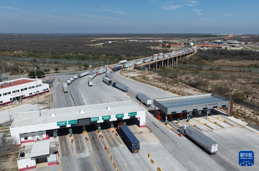 2月15日，在墨西哥新萊昂州哥倫比亞鎮(zhèn)，貨車通過一處邊檢站后，準(zhǔn)備從國際橋跨越格蘭德河進(jìn)入美國。新華社記者 李夢馨 攝