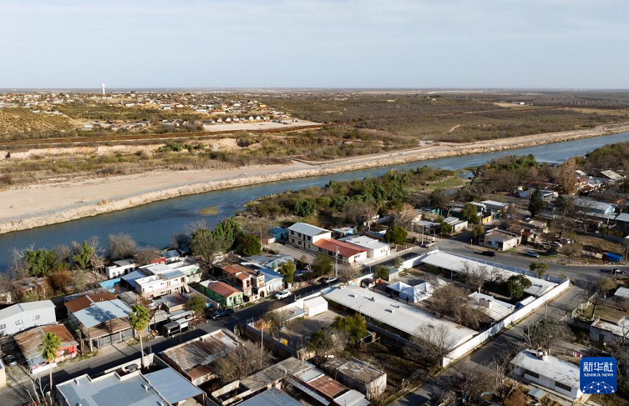 這是2月15日拍攝的墨西哥科阿韋拉州彼德拉斯內(nèi)格拉斯市，河對岸是美國（無人機(jī)照片）。新華社記者 李夢馨 攝