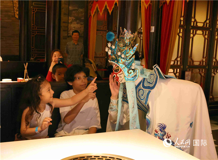 迪拜火鍋店里的川劇變臉表演。 人民網(wǎng)記者 管克江攝