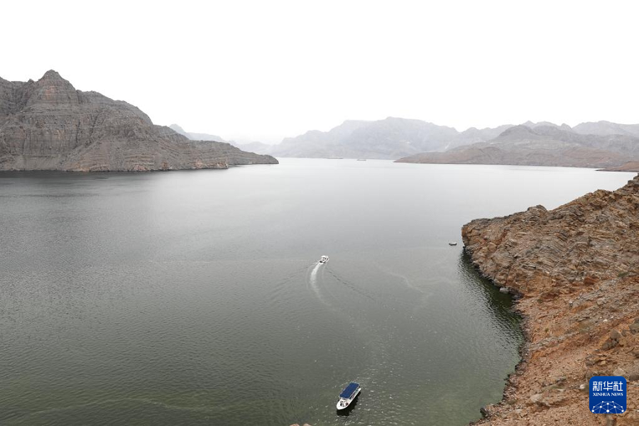 這是2月18日拍攝的阿曼北部穆桑代姆峽灣。新華社記者 汪強 攝