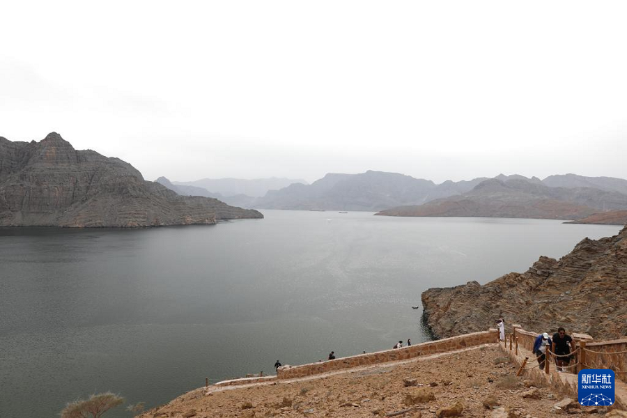 這是2月18日拍攝的阿曼北部穆桑代姆峽灣。新華社記者 汪強 攝