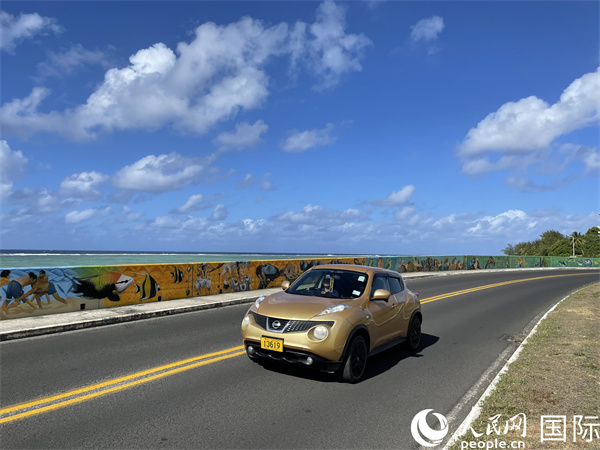 庫克主島拉羅湯加的濱海大道景色。人民網(wǎng)記者 陳效衛(wèi)攝