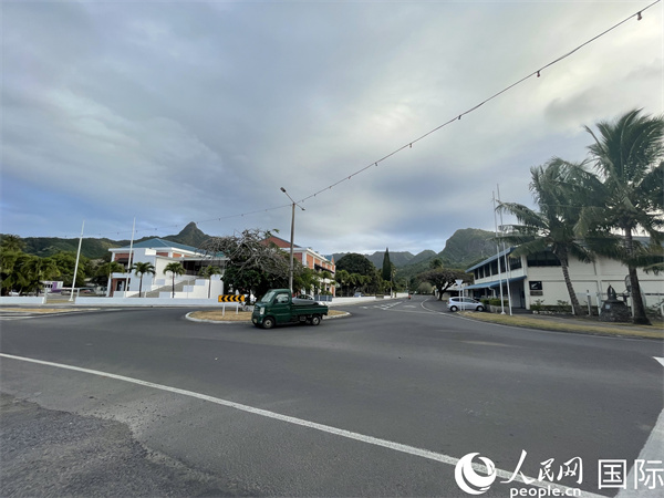 庫克僅有的兩個(gè)環(huán)島之一阿瓦魯阿環(huán)島上的魚鉤狀的紀(jì)念碑。人民網(wǎng)記者 陳效衛(wèi)攝