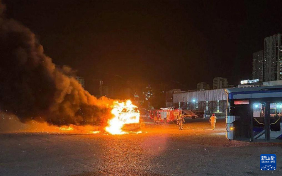 這是2月20日在以色列特拉維夫市以南的巴特亞姆拍攝的公交車爆炸現(xiàn)場（視頻截圖）。新華社發(fā)