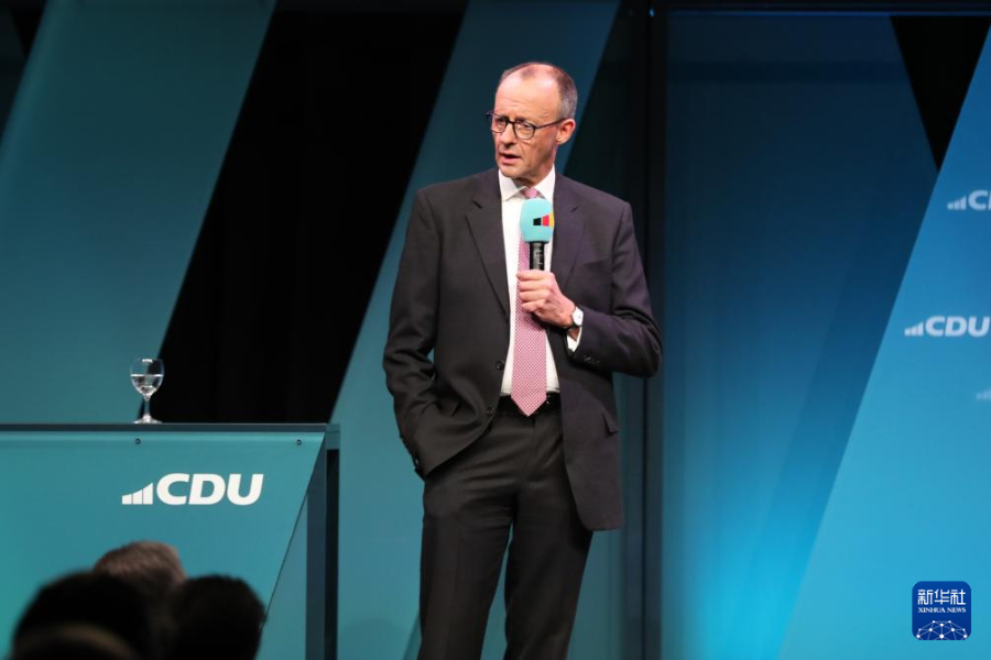 2月18日，在德國波茨坦，德國聯(lián)盟黨總理候選人默茨在競選集會上講話。新華社記者 杜哲宇 攝