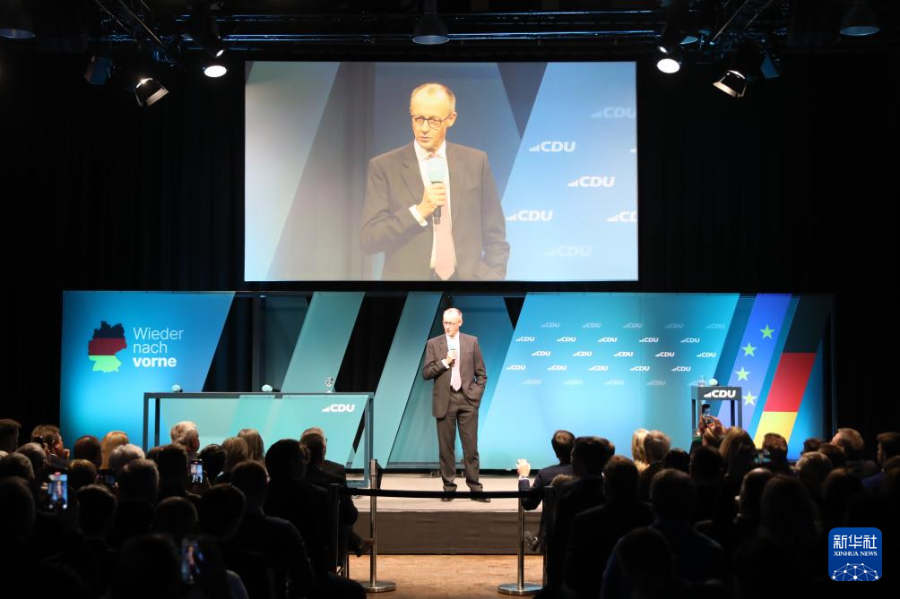 2月18日，在德國(guó)波茨坦，德國(guó)聯(lián)盟黨總理候選人默茨在競(jìng)選集會(huì)上講話。新華社記者 杜哲宇 攝
