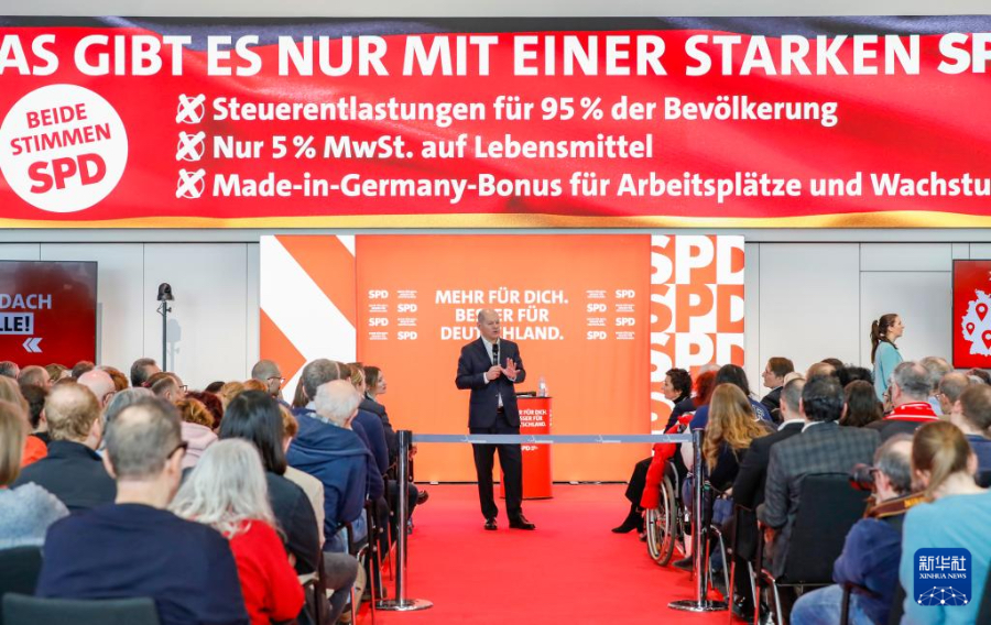 2月21日，在德國科隆，德國社會民主黨（社民黨）總理候選人、現(xiàn)任總理朔爾茨在競選集會上講話。新華社記者 張帆 攝
