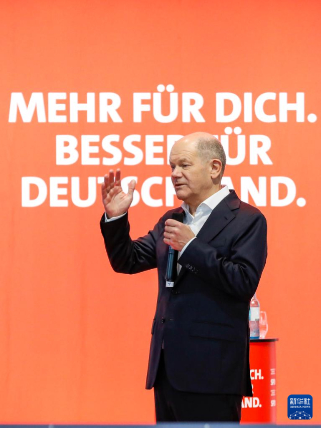 2月21日，在德國(guó)科隆，德國(guó)社會(huì)民主黨（社民黨）總理候選人、現(xiàn)任總理朔爾茨在競(jìng)選集會(huì)上講話。新華社記者 張帆 攝