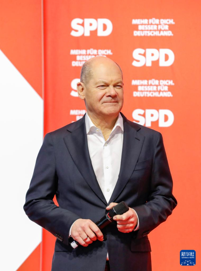 2月21日，在德國(guó)科隆，德國(guó)社會(huì)民主黨（社民黨）總理候選人、現(xiàn)任總理朔爾茨在競(jìng)選集會(huì)上講話(huà)。新華社記者 張帆 攝