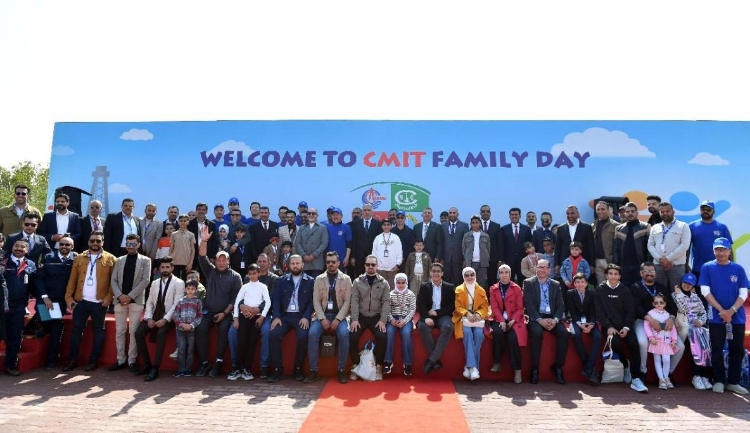 部分員工家屬與嘉賓合影。中海石油伊拉克有限公司供圖