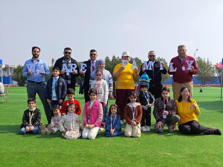 一些員工和家屬手持“我們是一家”的標(biāo)語合影。中海石油伊拉克有限公司供圖