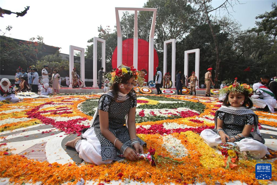 2月21日，在孟加拉國(guó)首都達(dá)卡的語(yǔ)言烈士紀(jì)念碑前，人們參加國(guó)際母語(yǔ)日紀(jì)念活動(dòng)。新華社發(fā)（哈比卜·拉赫曼攝）