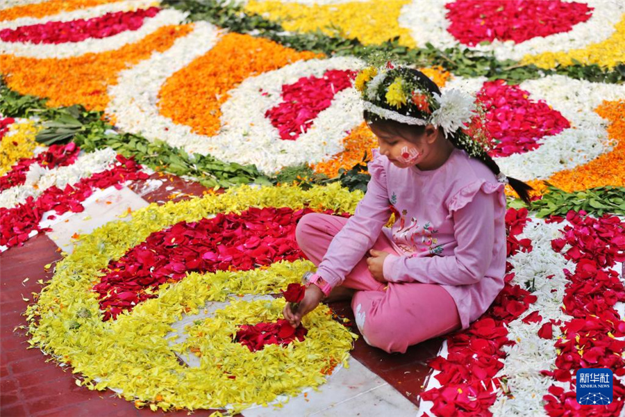 2月21日，在孟加拉國首都達卡的語言烈士紀念碑前，一名兒童參加國際母語日紀念活動。新華社發(fā)（哈比卜·拉赫曼攝）