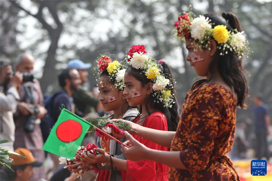2月21日，在孟加拉國首都達(dá)卡的語言烈士紀(jì)念碑前，人們參加國際母語日紀(jì)念活動。新華社發(fā)（哈比卜·拉赫曼攝）