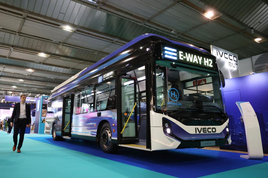 這是2024年11月18日在比利時(shí)布魯塞爾的歐洲氫能周展會(huì)現(xiàn)場(chǎng)拍攝的氫能大巴。新華社記者趙丁喆攝