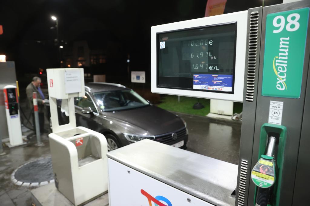 2024年1月5日，在比利時(shí)布魯塞爾，一名男子給汽車(chē)加油。新華社記者趙丁喆攝