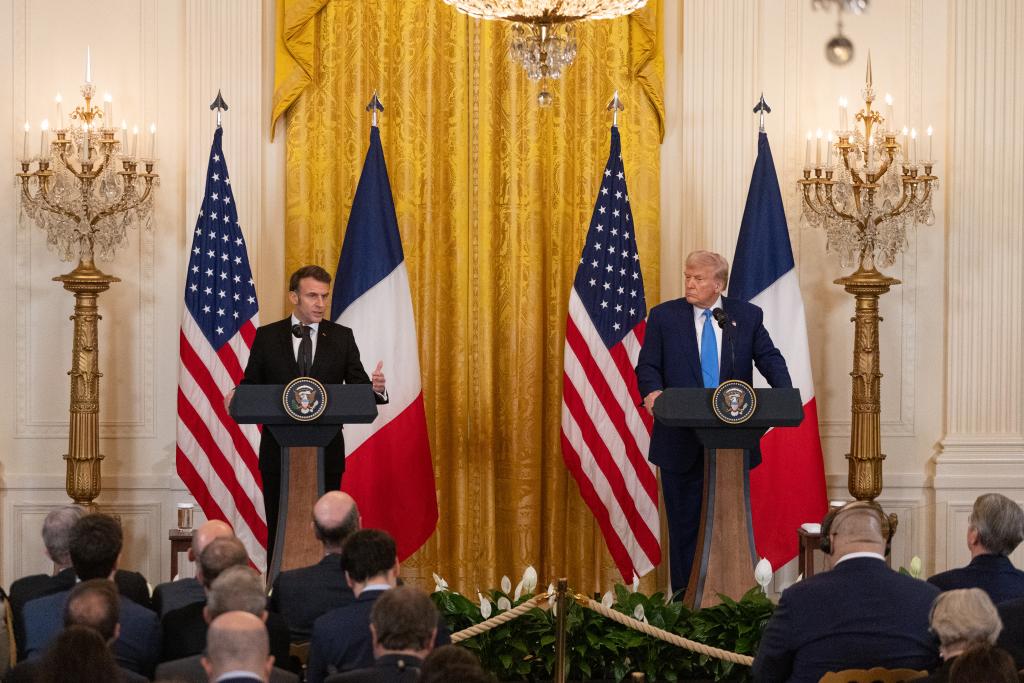 2025年2月24日，美國總統(tǒng)特朗普（右）在華盛頓白宮與到訪的法國總統(tǒng)馬克龍舉行會(huì)談后的聯(lián)合記者會(huì)。新華社記者胡友松攝