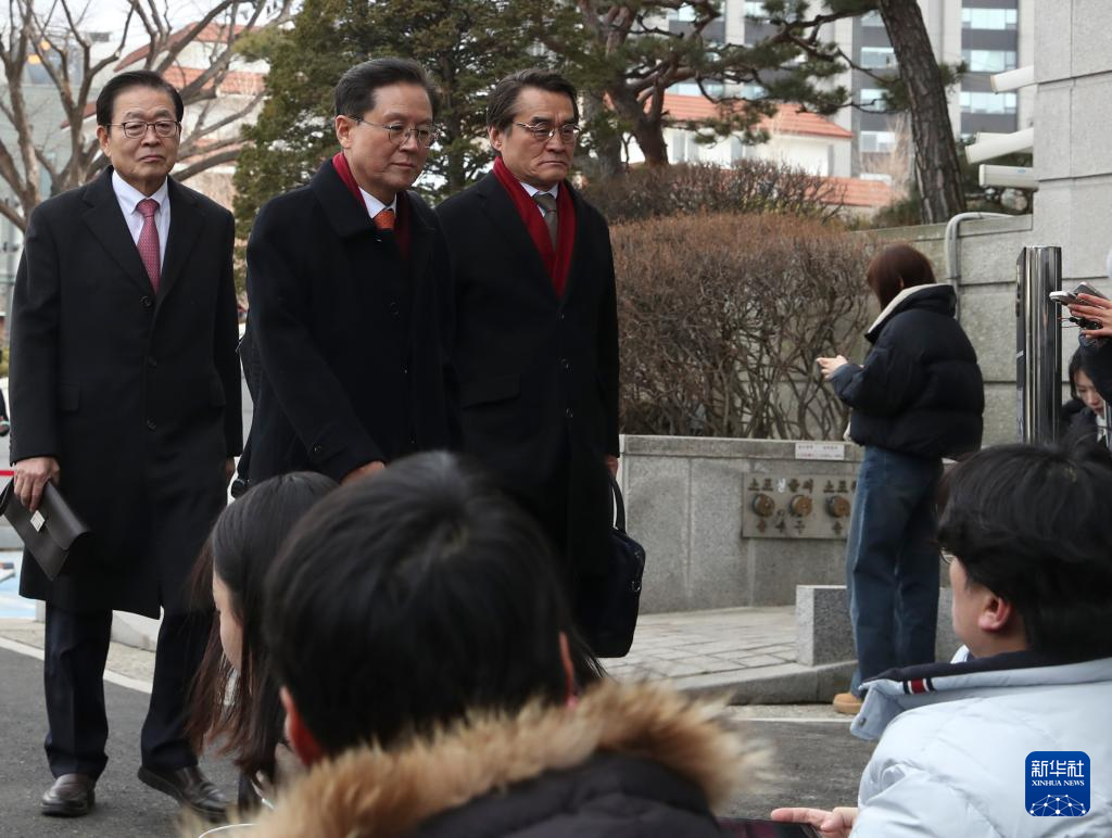 2月25日，尹錫悅代理人團(tuán)抵達(dá)韓國(guó)首爾憲法法院。新華社記者 姚琪琳 攝