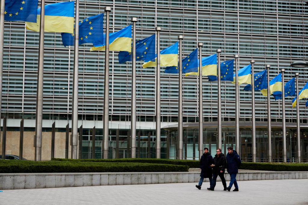 2025年2月24日，在比利時(shí)布魯塞爾，人們走過歐盟總部。新華社記者孟鼎博攝