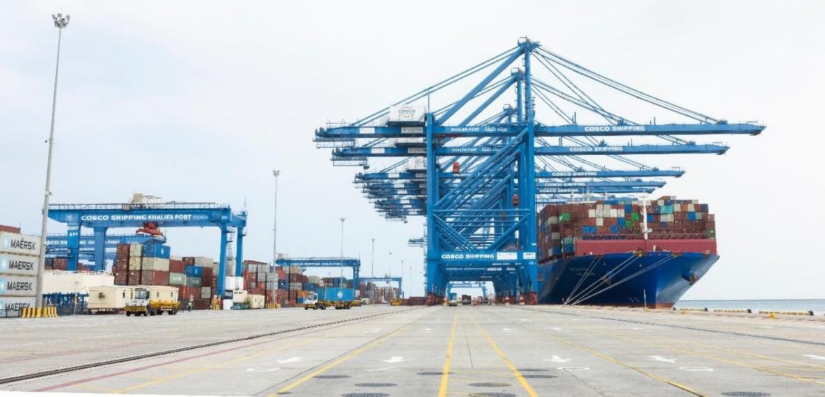 近日，“中海環(huán)球輪”在中遠海運港口阿布扎比碼頭裝卸。中遠海運港口阿布扎比碼頭供圖