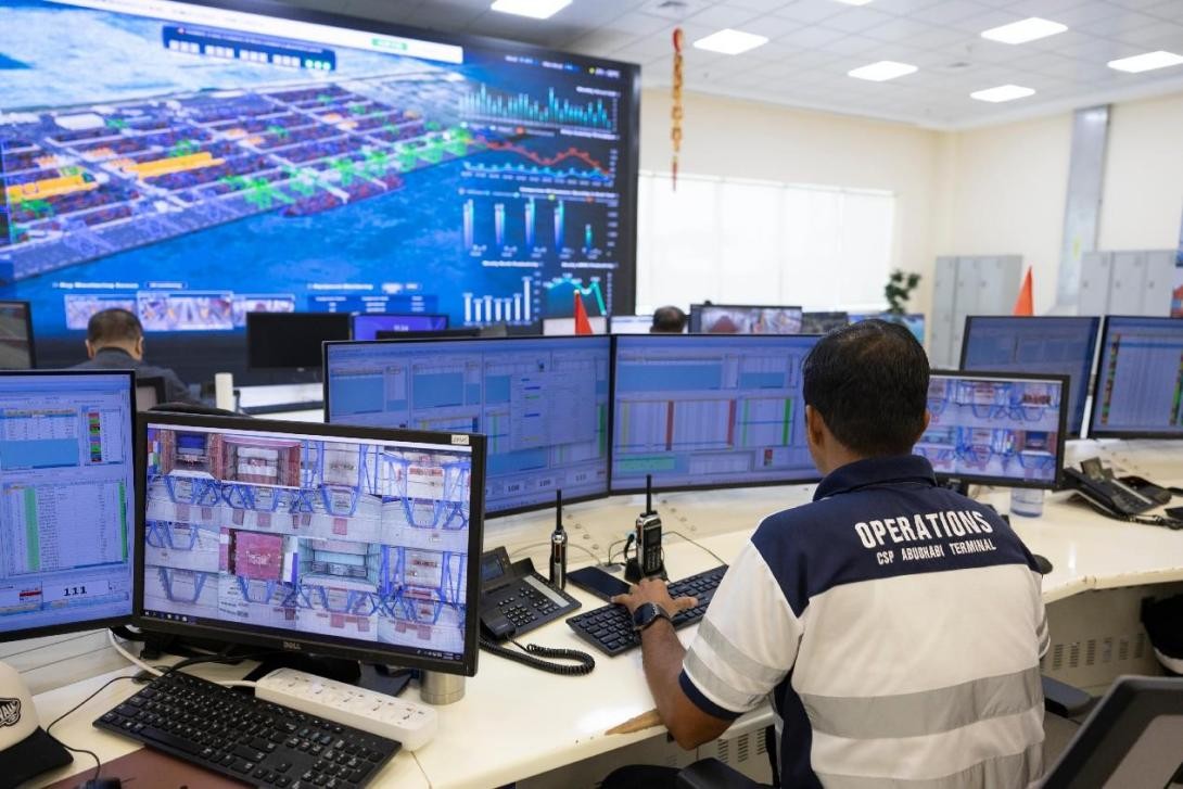 中遠(yuǎn)海運(yùn)港口阿布扎比碼頭控制室內(nèi)，工作人員通過(guò)數(shù)字孿生系統(tǒng)跟進(jìn)工作進(jìn)度。中遠(yuǎn)海運(yùn)港口阿布扎比碼頭供圖