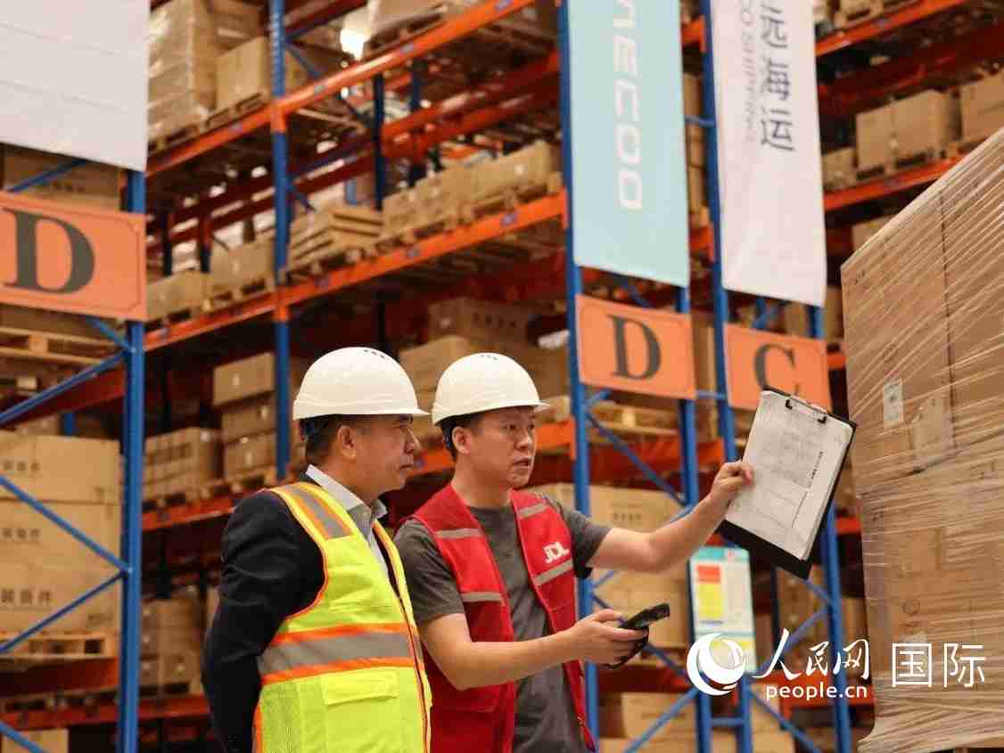 中遠(yuǎn)海運(yùn)在杰貝阿里自貿(mào)區(qū)的海外倉(cāng)內(nèi)，工作人員在查看貨物情況。人民網(wǎng)記者 管克江攝