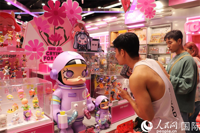 民眾在曼谷一家泡泡瑪特門店挑選產(chǎn)品。 實習(xí)生姚欣可 攝