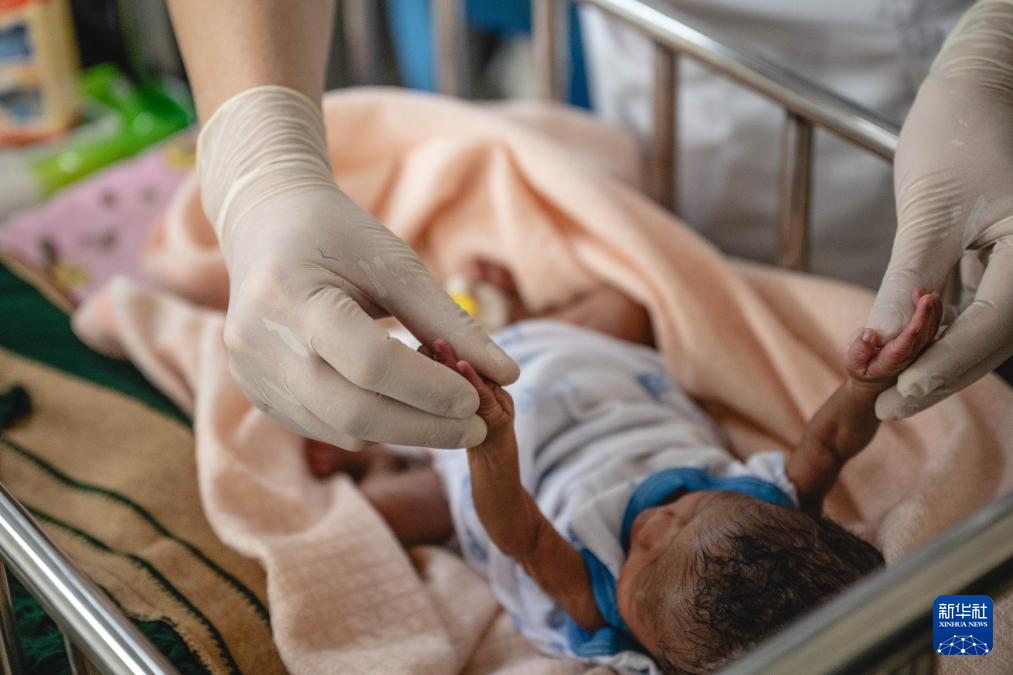 2月26日，第12批中國(guó)援南蘇丹醫(yī)療隊(duì)兒科醫(yī)生在南蘇丹首都朱巴的朱巴教學(xué)醫(yī)院的新生兒病房為兒童檢查。新華社記者 王冠森 攝