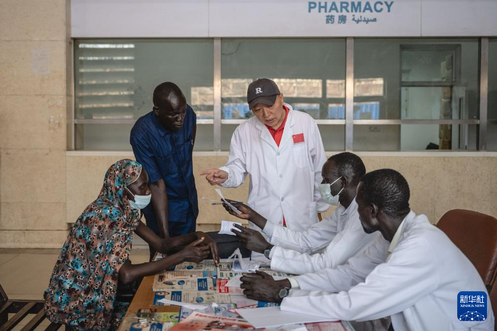 2月26日，第12批中國援南蘇丹醫(yī)療隊隊長杜昌勇在南蘇丹首都朱巴的朱巴教學醫(yī)院內與當?shù)蒯t(yī)生交流。新華社記者 王冠森 攝