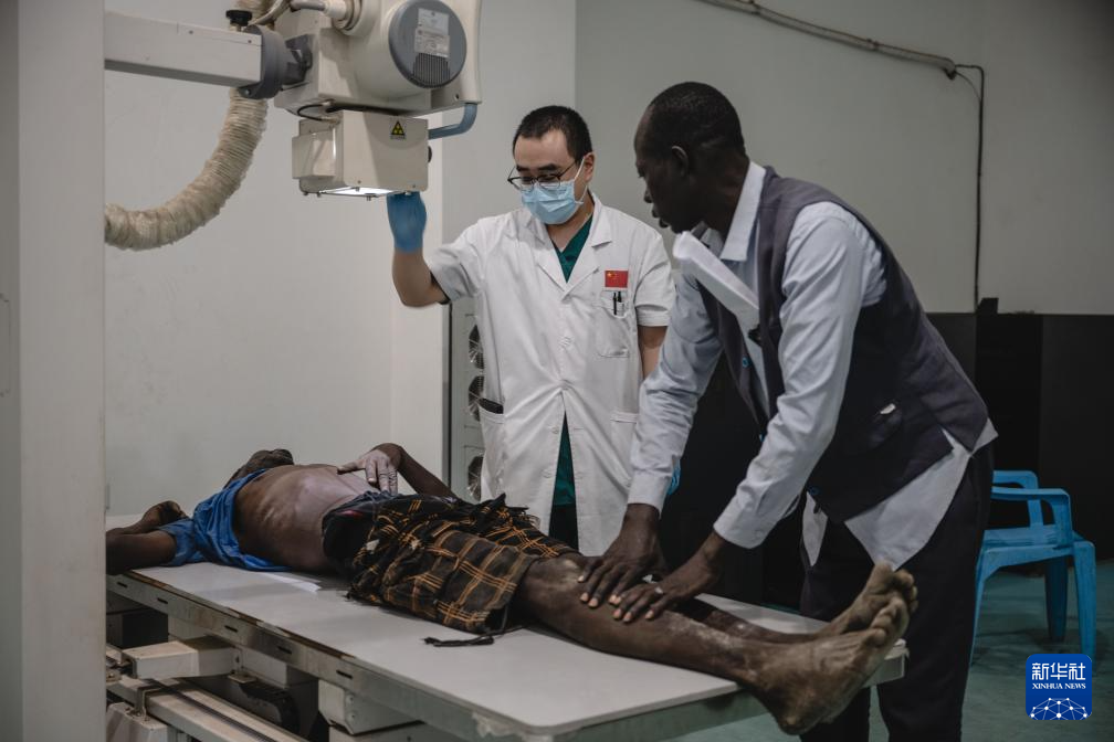 2月26日，第12批中國援南蘇丹醫(yī)療隊放射科醫(yī)生梁策在南蘇丹首都朱巴的朱巴教學(xué)醫(yī)院內(nèi)為患者進(jìn)行X光檢查。新華社記者 王冠森 攝