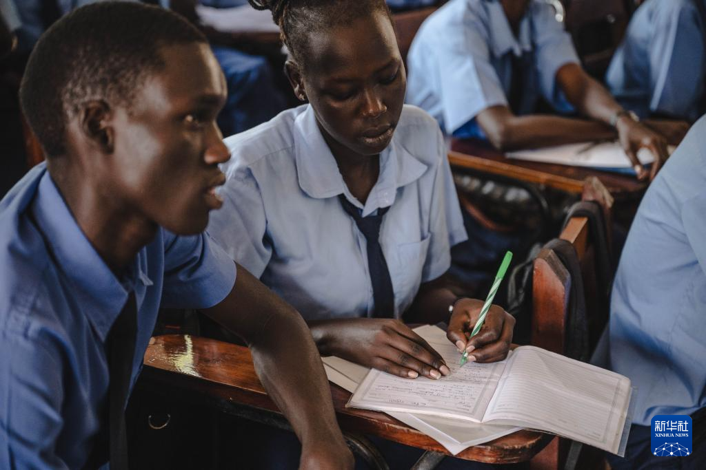 2月25日，學生在南蘇丹首都朱巴的朱巴健康科學學院內(nèi)參加第12批中國援南蘇丹醫(yī)療隊授課。新華社記者 王冠森 攝