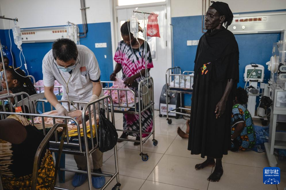 2月26日，第12批中國(guó)援南蘇丹醫(yī)療隊(duì)兒科醫(yī)生邰海服在南蘇丹首都朱巴的朱巴教學(xué)醫(yī)院的新生兒病房為兒童檢查。新華社記者 王冠森 攝