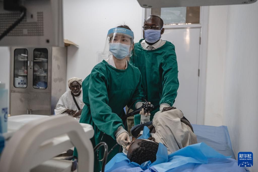 2月26日，第12批中國援南蘇丹醫(yī)療隊(duì)消化科醫(yī)生丁云在南蘇丹首都朱巴的朱巴教學(xué)醫(yī)院內(nèi)為患者進(jìn)行胃鏡檢查。新華社記者 王冠森 攝