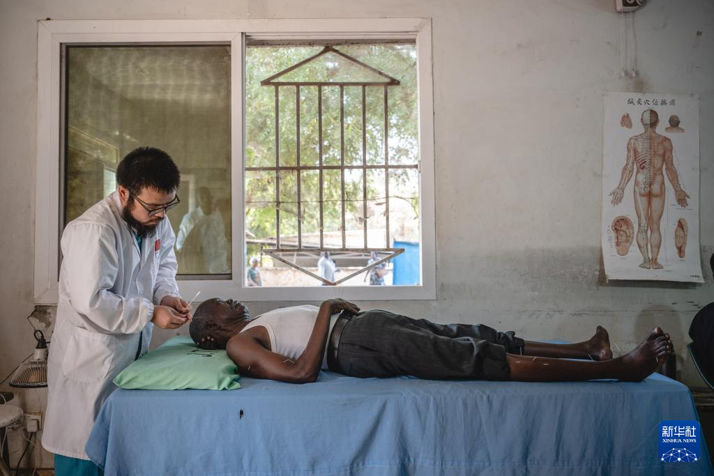 2月26日，第12批中國援南蘇丹醫(yī)療隊中醫(yī)科醫(yī)生谷紹飛在南蘇丹首都朱巴的朱巴教學(xué)醫(yī)院內(nèi)為患者進行針灸治療。新華社記者 王冠森 攝