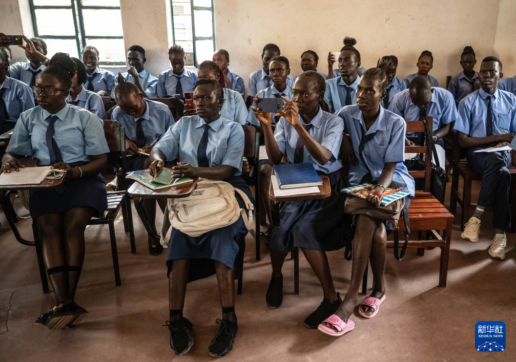 2月25日，學生在南蘇丹首都朱巴的朱巴健康科學學院內參加第12批中國援南蘇丹醫(yī)療隊授課。新華社記者 王冠森 攝