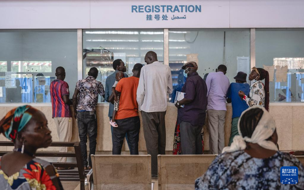 2月26日，患者在南蘇丹首都朱巴的朱巴教學(xué)醫(yī)院內(nèi)掛號。新華社記者 王冠森 攝