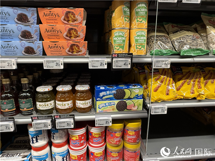 圖為2月24日，記者在布魯塞爾一家家樂福超市拍攝的來自中國的食品，越來越多中國口味的食品收到當(dāng)?shù)叵M(fèi)者青睞。