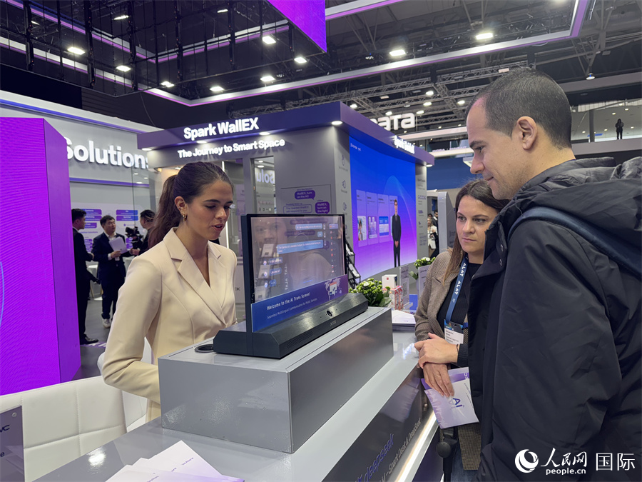 工作人員現(xiàn)場演示科大訊飛透明屏翻譯機。人民網(wǎng)記者 顏歡攝