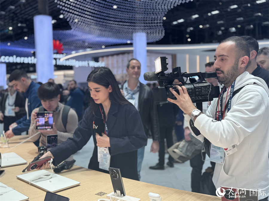 西班牙媒體在華為展臺(tái)拍攝三折疊手機(jī)。人民網(wǎng)記者 顏歡攝