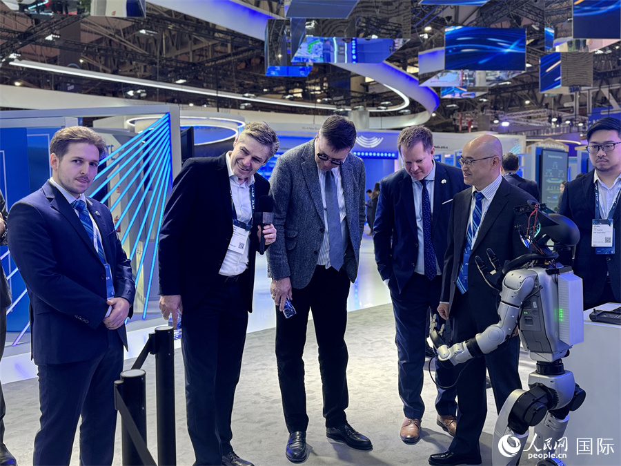 在中興展臺，參觀者與宇樹科技機器人對話。人民網(wǎng)記者 顏歡攝