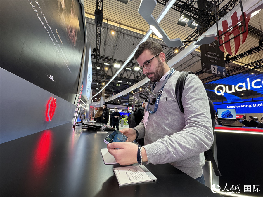 在中興展臺(tái)，一位參觀者體驗(yàn)紅魔手機(jī)。人民網(wǎng)記者 顏歡攝