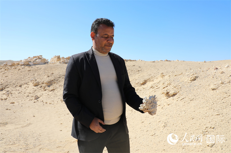 庫塞爾現(xiàn)當(dāng)代歷史學(xué)家塔哈·侯賽因·戈哈里正在介紹庫塞爾港的歷史。人民網(wǎng)記者 沈小曉攝