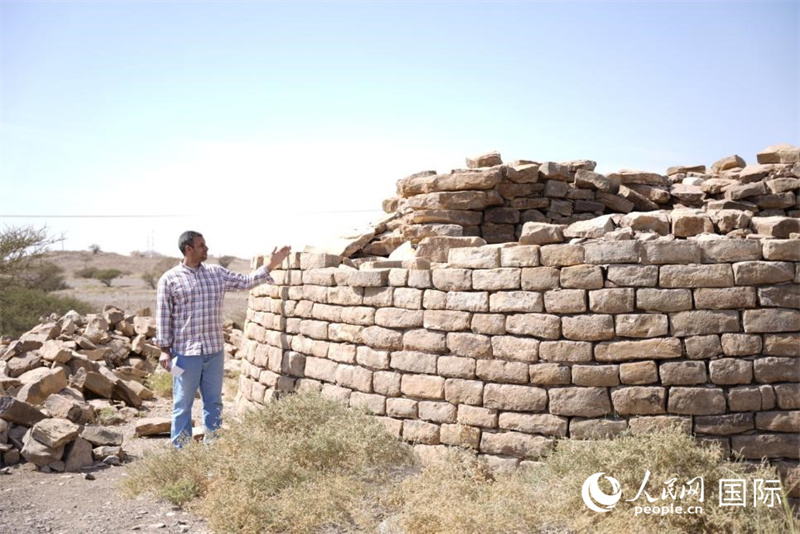 一名游客在阿曼巴特考古遺址參觀。人民網(wǎng) 塔里克·易卜拉欣攝