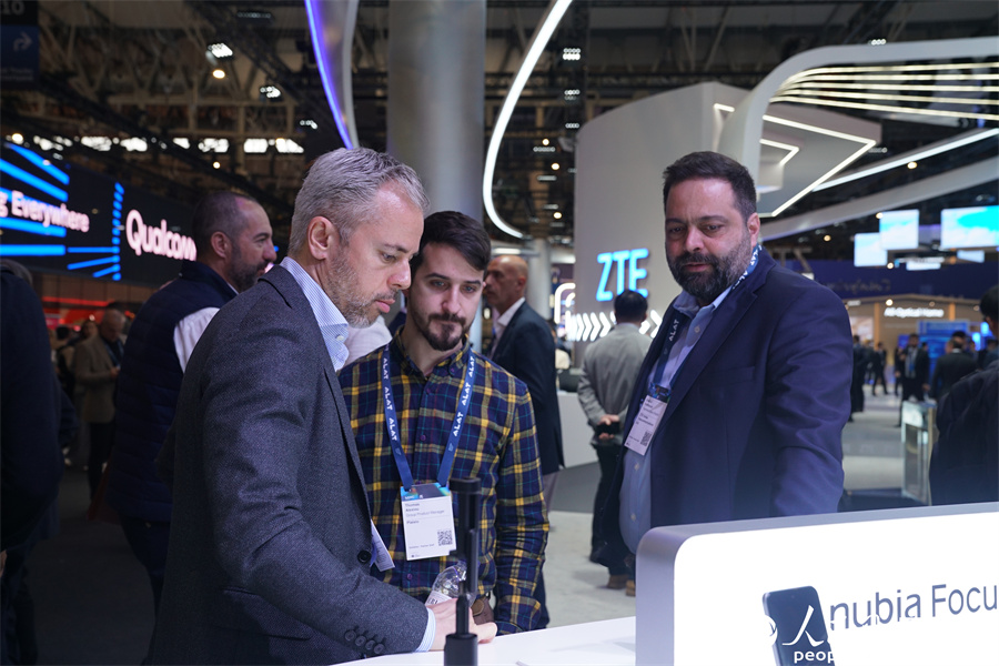 參觀者在了解中興努比亞系列手機產(chǎn)品。人民網(wǎng)記者 顏歡攝