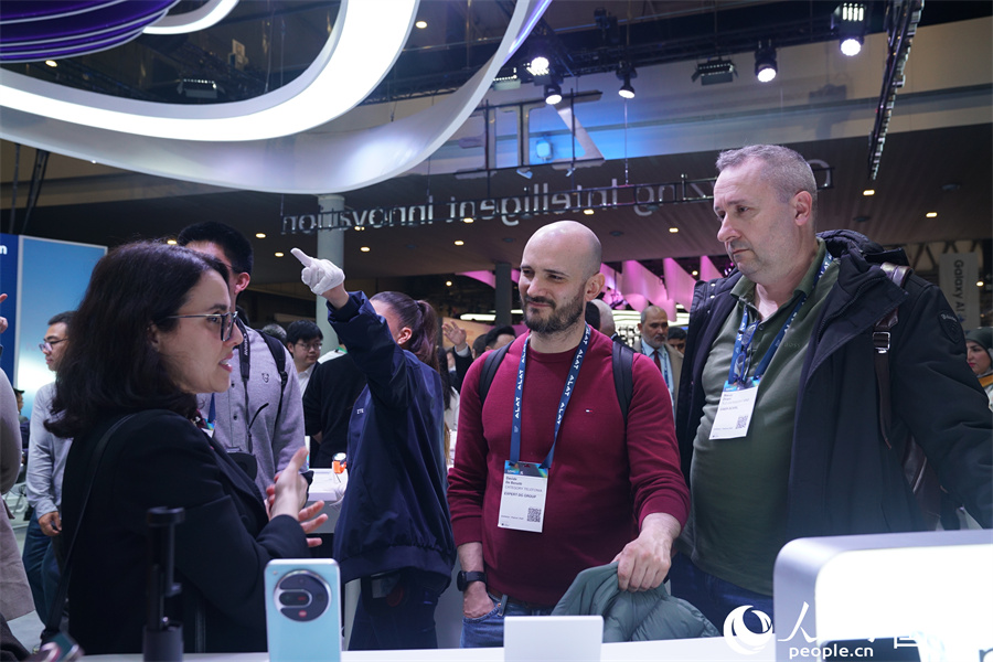 工作人員向參觀者介紹中興努比亞系列手機(jī)產(chǎn)品。人民網(wǎng)記者 顏歡攝