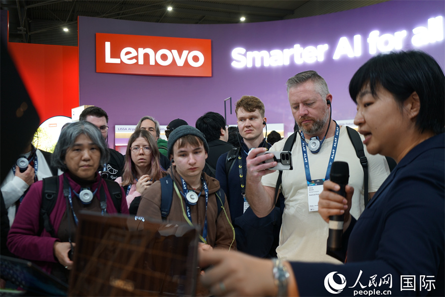 聯(lián)想推出把“光合作用”概念植入電腦的超輕薄太陽(yáng)能筆記本電腦概念機(jī)，通過(guò)配備高效太陽(yáng)能電池板，實(shí)現(xiàn)吸收光照20 分鐘，能看視頻一小時(shí)的高效能量轉(zhuǎn)換。人民網(wǎng)記者 顏歡攝