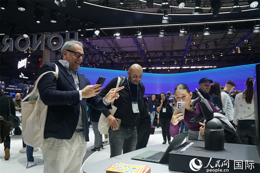 榮耀展臺，參觀者體驗動作捕捉技術(shù)。人民網(wǎng)記者 顏歡攝