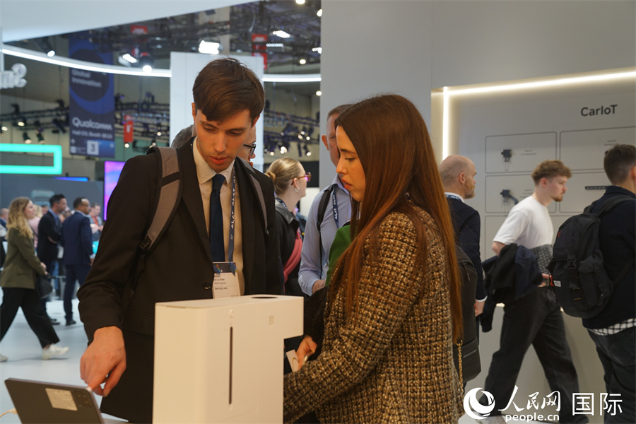 小米宣布將于今年內(nèi)將大型家電產(chǎn)品推向海外市場，全面打通人、車、家三大場景。圖為參觀者正在了解小米智能家居產(chǎn)品。人民網(wǎng)記者 顏歡攝